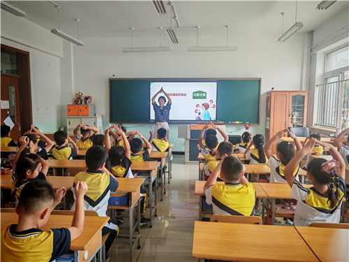 鸿岳资本 绿景社区携手知行小学与执法局开启“垃圾分类第一课”